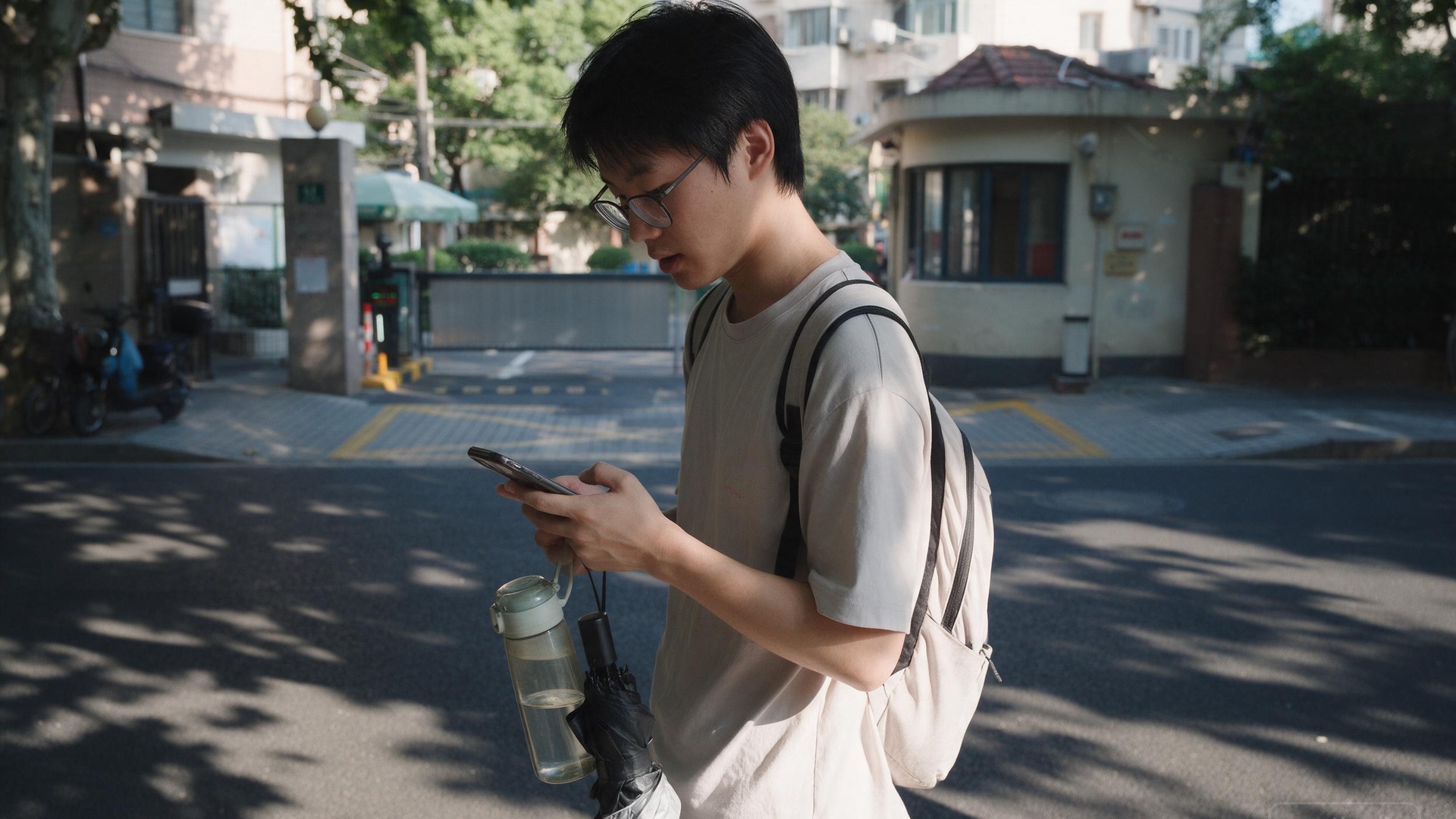 轻装出门一日游的年轻人随手拍