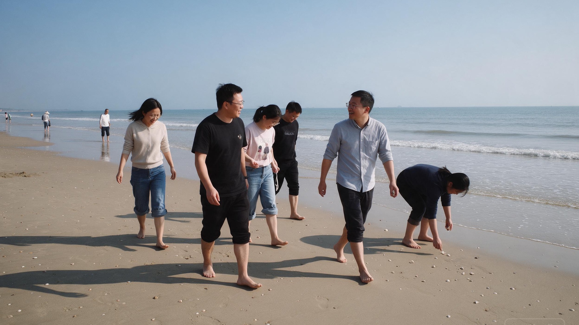 中国同事在公司团建时海边散步