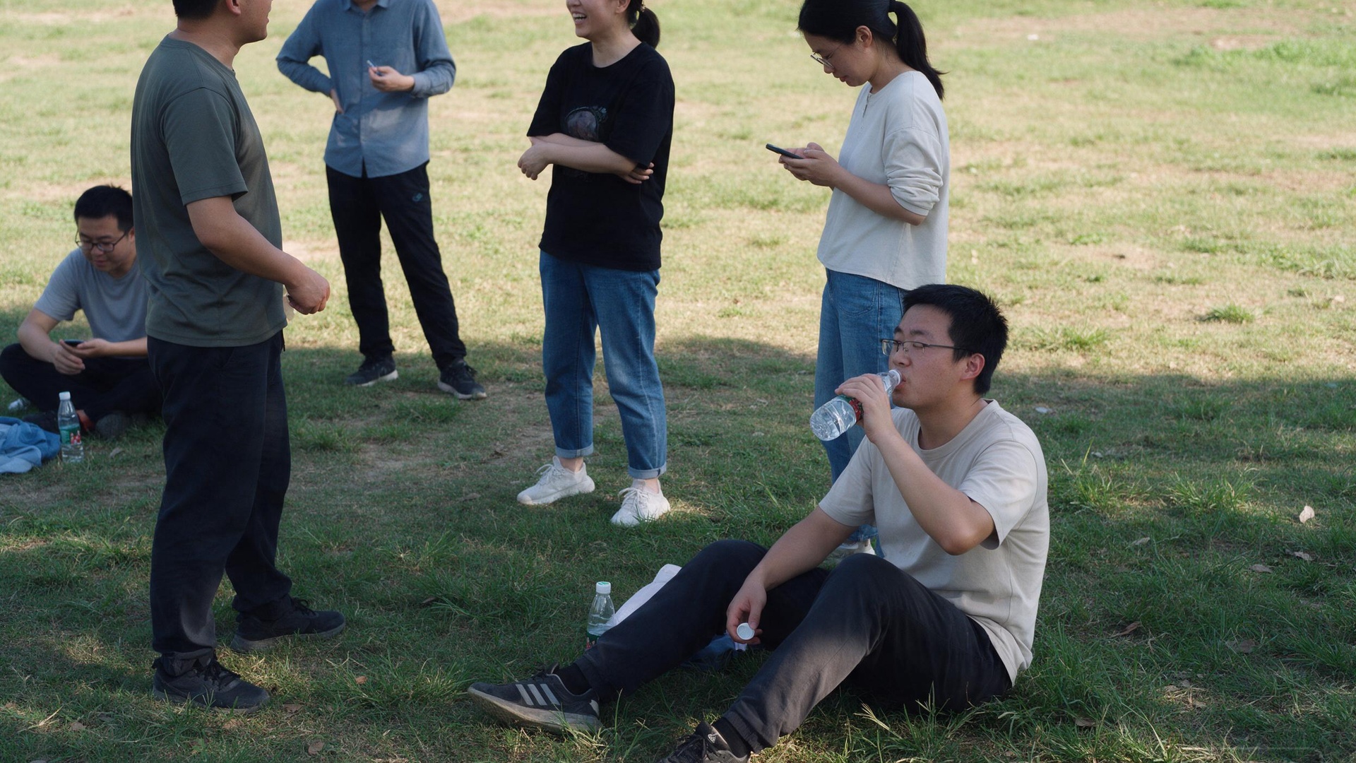 活动结束后中国同事在户外场地休息